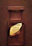 Tom Ford Tuscan Leather Intense deri içinde şişe deri yırtılmış parfüm şişesi görü...jpg